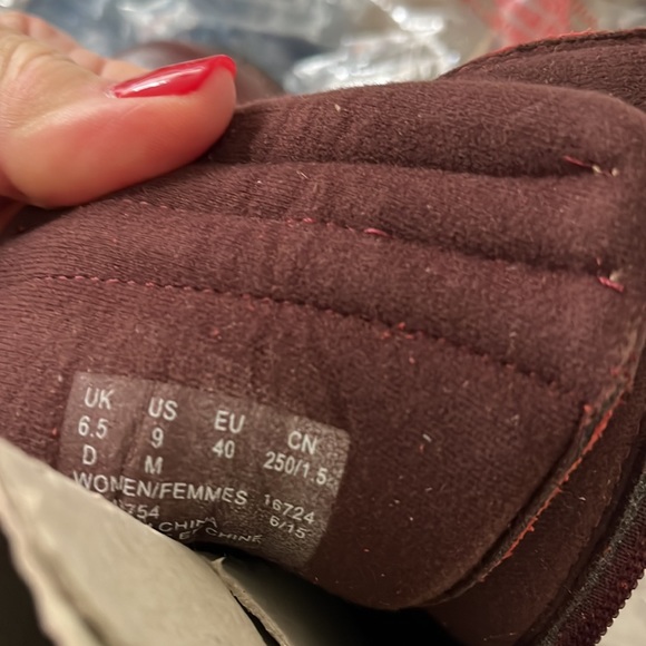 Clarks great comfort short boot with side zipper. Never worn. In the Boxsize 9M - Picture 2 of 7